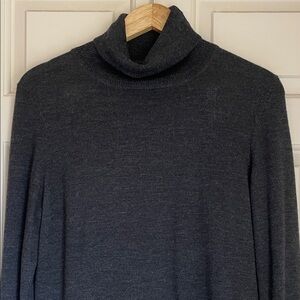 Classiques Entier Heather Gray Turtleneck Sweater, Size large